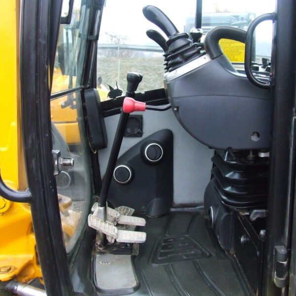 Mini-pelle d’occasion JCB 8055 RTS (2008) – 5,3T – Moteur Isuzu 34,1 kW – Portée 6 m – Image 3