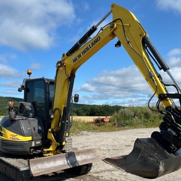 Mini-pelle d’occasion New Holland E50B SR (2012) – 5,1T + Remorque – Image 1
