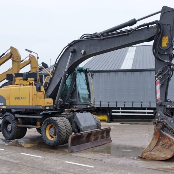 Pelle sur pneus Volvo EW180C 2007 – 19,2T – 4490h – Occasion – Image 1